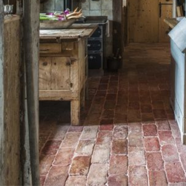 Ziegelboden aus alten Backsteinen