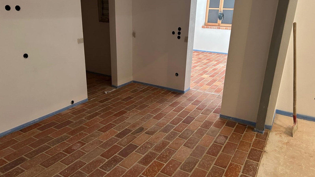 Fußbodenkeizung mit alzen ziegelsteinen gemacht