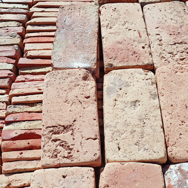 Bodenziegel aus echten alten Backsteinen